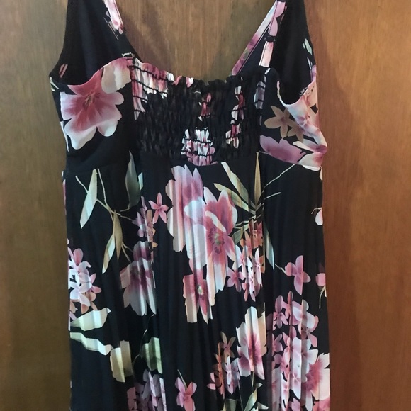 Gorgeous floral top - Picture 2 of 2